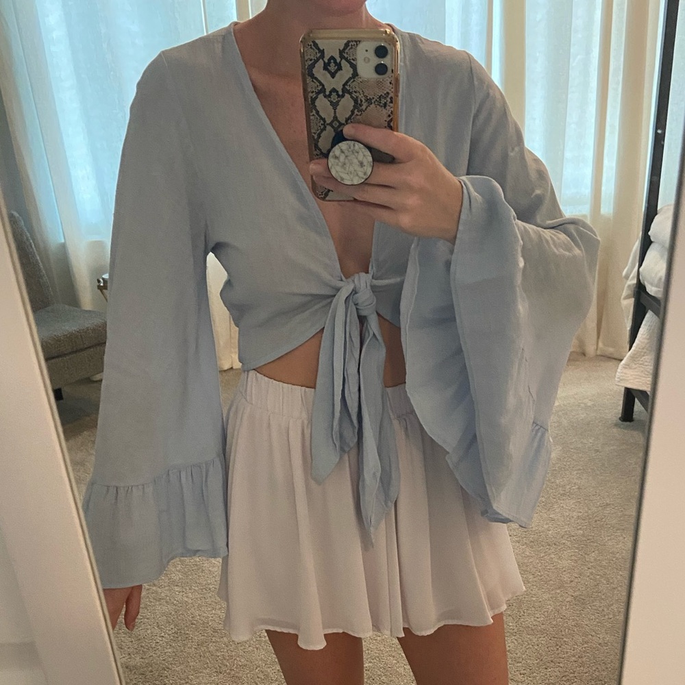 Adorable light blue flare sleeve crop top